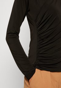 Zign Studio NAIA ™ CROSS FRONT LONGSLEEVE 
 - Μπλούζα με μακριά μανίκια - black