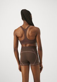 Nike Performance BRA - Sportski grudnjak s blagom potporom - baroque brown/white
