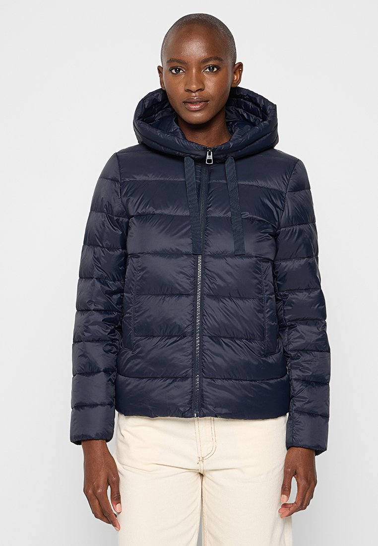 Marineblaue Daunenjacke mit Kapuze, ausgestattet mit einem Reißverschluss vorne, elastischen Kordelzügen und gestepptem Muster. Zwei Seitentaschen.