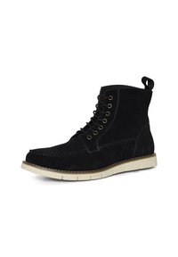 Botas de tobillo de ante negro con punta redonda, suela de goma blanca, ojales de metal y costuras en contraste. Incluye un lazo en la parte trasera para facilitar su uso.