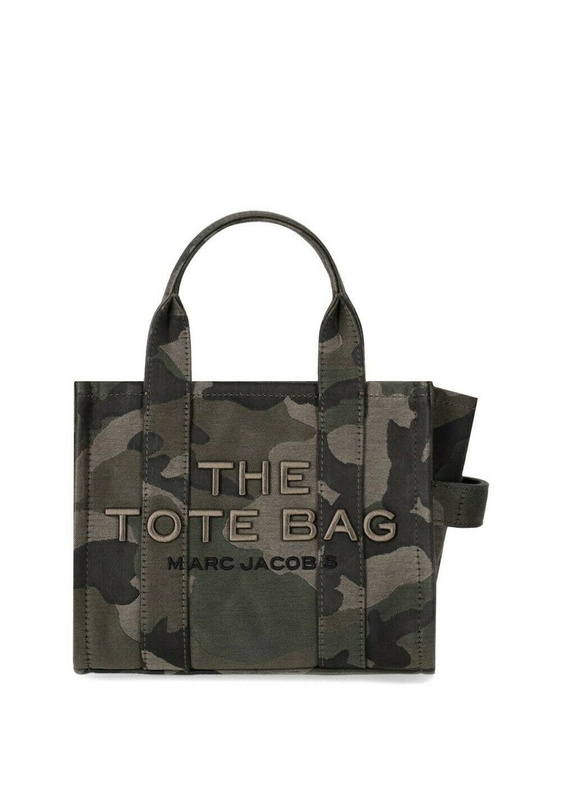 Kamuflāžas auduma rokas soma ar divām rokturiem, priekšpusē ir izspiestas uzraksts "THE TOTE BAG MARC JACOBS" kontrastējošās krāsās.