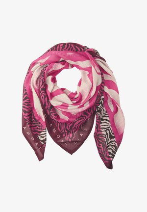 Écharpe rose et bordeaux avec des motifs abstraits de zèbre et de rayures, pliée en forme triangulaire lâche montrant un texte de marque partiel.