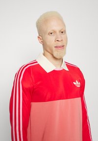 adidas Originals ADICOLOR 70S - Hosszú ujjú felső - better scarlet