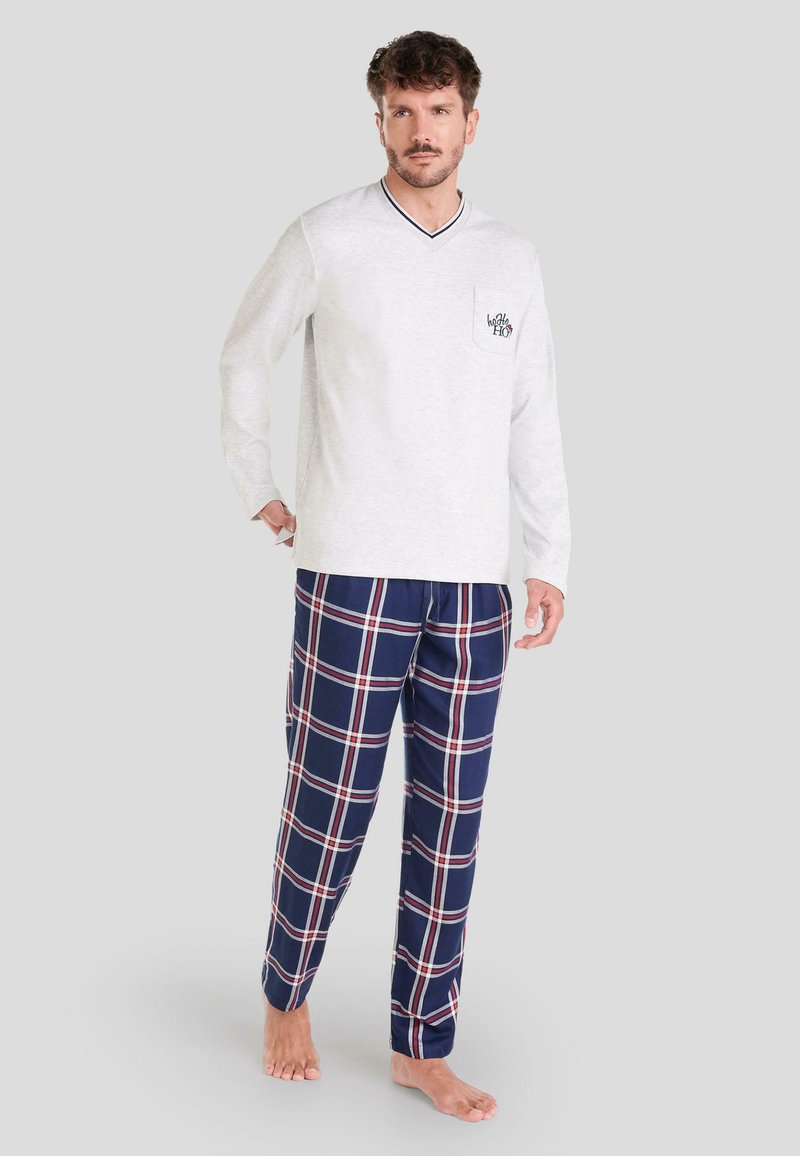 Conjunto de ropa de estar por casa para hombres que incluye una camiseta de manga larga en gris claro con un bolsillo y pantalones de cuadros en azul marino. Tejido suave con un corte relajado.