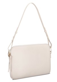 Lysbeige læder crossbody taske med en glat overflade, lynlås lukning og justerbar rem. Har diskrete guldfarvede hardware detaljer.