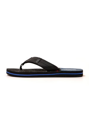 Sandalia tipo flip-flop negra con plantilla texturizada, raya azul en el borde de la suela y tira acolchada con detalle de logo circular.