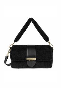 Borsa nera con una texture pelosa, dettagli in pelle, hardware dorato e una tracolla removibile. Presenta un pattina pieghevole e una chiusura magnetica.