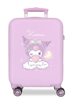 Maleta infantil de color púrpura pastel con ruedas, con el personaje Kuromi sosteniendo un corazón, sentado en una nube con detalles de estrellas y luna.