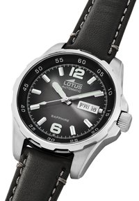 Reloj automático con esfera negra, caja de acero inoxidable plateada y correa de cuero. Las características incluyen manecillas luminiscentes, display de fecha y cristal de zafiro.