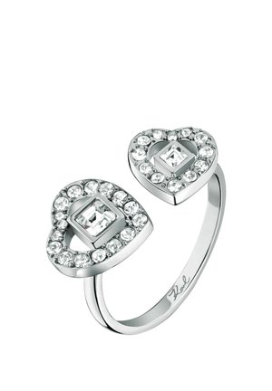 Anello aperto in argento con due estremità a forma di cuore, ciascuna decorata con una gemma quadrata trasparente al centro e piccoli cristalli rotondi intorno.