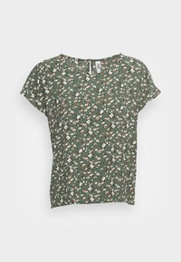 Zielona bluzka w kwiaty z krótkim rękawem, wykonana z lekkiego materiału i luźnego kroju. Akcenty w białe i pomarańczowe kwiaty w całej bluzce.