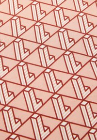 Geometrisk mønster med 3D-blokformer i kastanje og hvitt på en lys rosa bakgrunn, arrangert i et gjentagende rutenettoppsett.