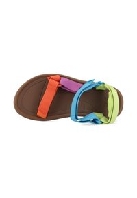 Sandal colorato con suola marrone e cinturini regolabili in arancione, viola, blu e verde. Soletta testurizzata per aderenza e supporto.