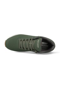 Sapatilha desportiva verde com um upper sintético suave, design perfurado, colarinho acolchoado, atacadores planos e uma sola de borracha branca.