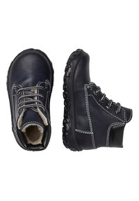 Stivali neri in pelle con cuciture bianche, design con lacci, suola in gomma e una morbida fodera interna. Sono visibili le prospettive laterali e superiore.