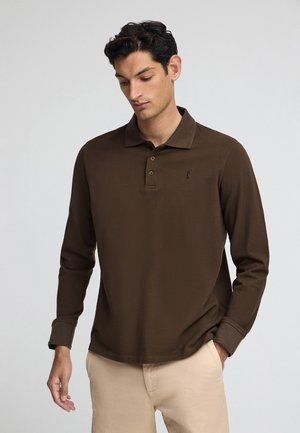Braunes Langarm-Polohemd mit Kragen, dreiknöpfiger Blende und einem kleinen gestickten Logo auf der linken Brust. Glatte Stofftextur.