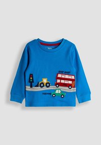 Cămașă lungă din bumbac albastru, cu mâneci lungi, care prezintă vehicule brodate, inclusiv un autobuz roșu, un tractor și o mașină verde, având un design cu drum și semafor.