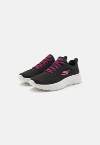 Scarpe da ginnastica nere in rete con lacci e dettagli rosa, suola bianca ammortizzata, design con punta arrotondata, con logo sul lato.