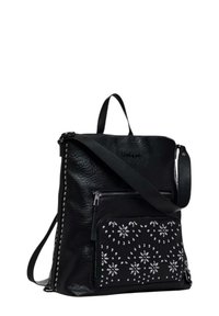 Zaino in pelle nera con corpo testurizzato, tasca frontale con zip e motivo floreale bianco, borchie argentate sui lati, spallaccio regolabile.
