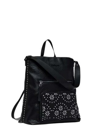 Zaino in pelle nera con corpo testurizzato, tasca frontale con zip e motivo floreale bianco, borchie argentate sui lati, spallaccio regolabile.