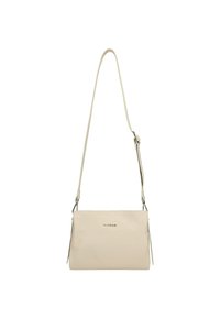 Borsa crossbody in pelle beige con forma rettangolare, tracolla regolabile e design minimalista caratterizzato da un logo metallico e texture liscia.