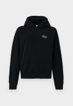 Sudadera negra con capucha, de manga larga y pequeño logotipo blanco "A&F" bordado en el pecho, presentada sobre un fondo blanco liso.