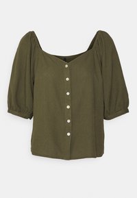 Blusa verde oliva com decote quadrado, mangas curtas bufantes e seis botões na frente. Feita de um tecido leve.