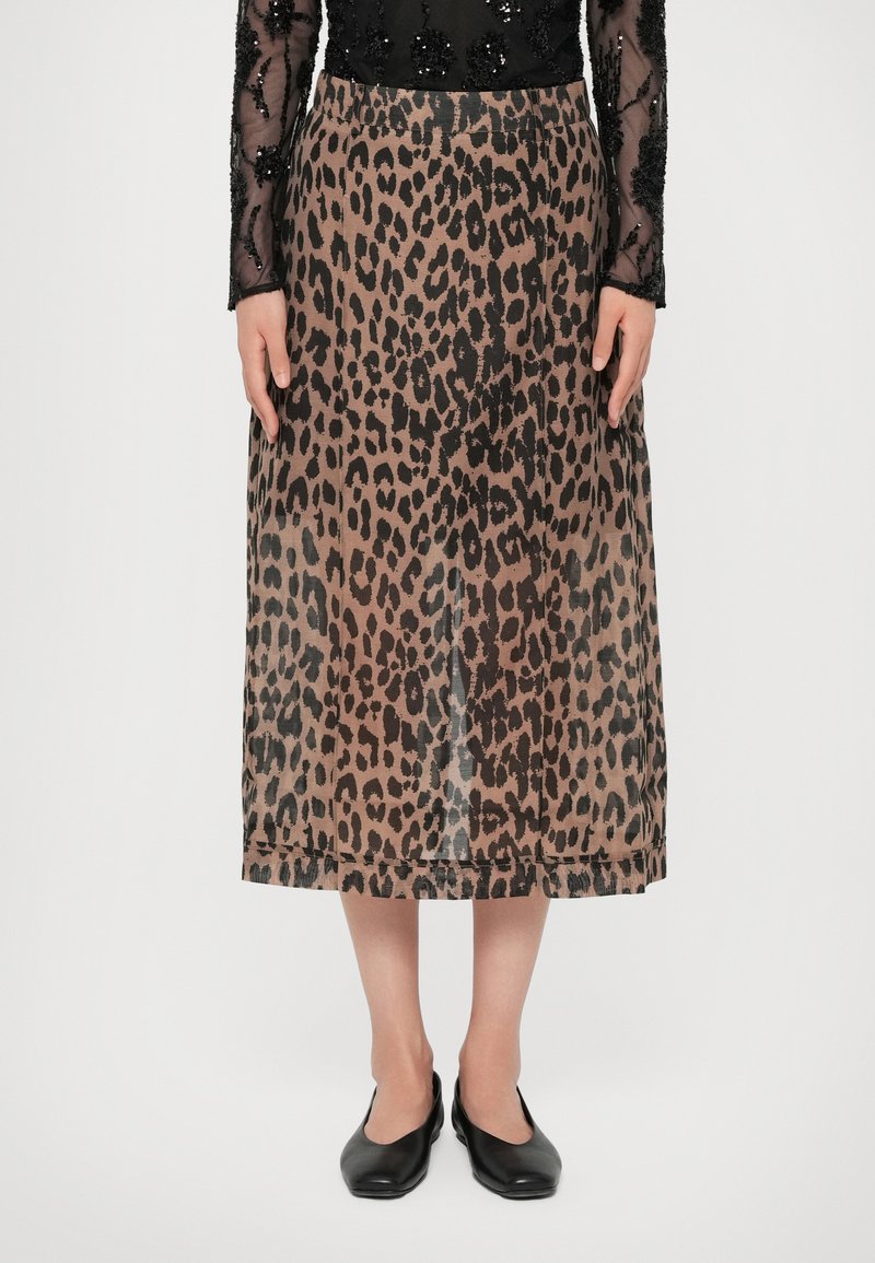 Jupe midi imprimée léopard en tissu léger. Elle présente des motifs marron et noir, avec une coupe droite et une texture lisse.
