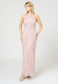Abito rosa lungo fino al pavimento con scollo a halter, decorato con intricati perline argentate e una silhouette aderente caratterizzata da motivi ispirati all'Art Deco.