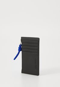 Juodas odinis kortelių laikiklis su keliais kortelių skyreliais, su mėlynu paracord užtrauktuko traukimo elementu lengvam patekimui. Elegantiškas, minimalistinis dizainas.