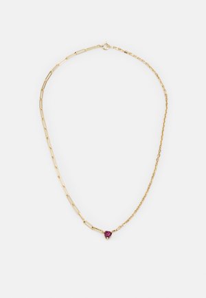 Goldkette mit einem herzförmigen Rubin-Akzent. Das Design wechselt zwischen verlängerten und runden Gliedern.