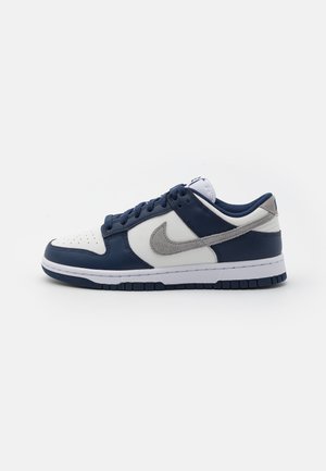 Nike Dunk Low αθλητικά παπούτσια με συνδυασμό ναυτικού δέρματος και λευκού καμβά, με γκρι σουέτ λογότυπο Swoosh και υφασμάτινη λαστιχένια σόλα.