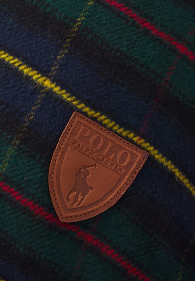 Károvaná vlna v námorníckej modrej, zelenej a žltej farbe s hnedou koženou nášivkou Polo Ralph Lauren so symbolom jazdca. Textúrovaný povrch.