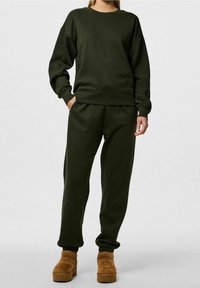 Felpa verde scuro e pantaloni jogger coordinati realizzati in morbido cotone misto, con vestibilità comoda, polsini a costine e tasche laterali.