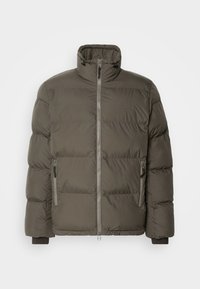 Geacă puffer de culoare verde măsliniu închis, cu guler înalt, fermoar frontal și două buzunare laterale cu închidere cu fermoar. Textură matlasată pe toată suprafața.