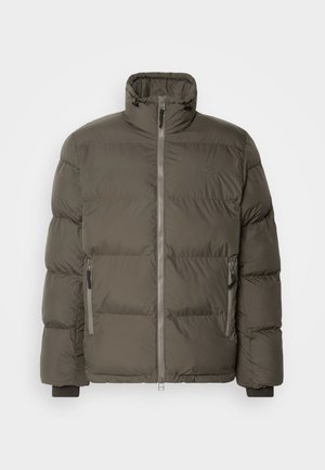 Nafukovacia bunda v tmavom olivovo zelenej farbe, s vysokým golierom, predným zipsom a dvoma bočnými vreckami so zipsovým uzáverom. Prešívaná textúra po celom povrchu.