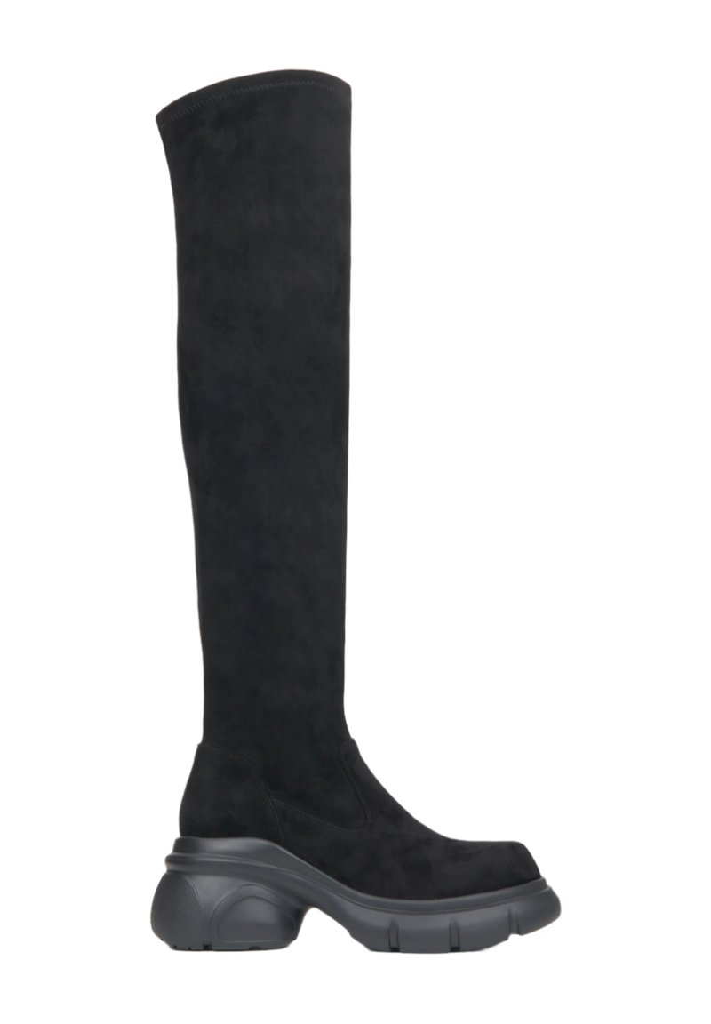 Černé kozačky do půli lýtek vyrobené z jemného semiše. Mají masivní černou gumovou podrážku a elegantní, hladký design s minimálním prošíváním.