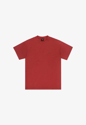 Czerwona bawełniana koszulka z okrągłym dekoltem i krótkimi rękawami. Posiada subtelne logo wyhaftowane ciemnoczerwonym kolorem na piersi.