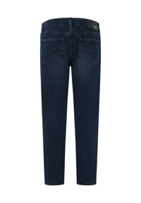 Jean en denim bleu foncé vu de dos avec deux poches arrière et un patch de marque en cuir noir sur la ceinture.