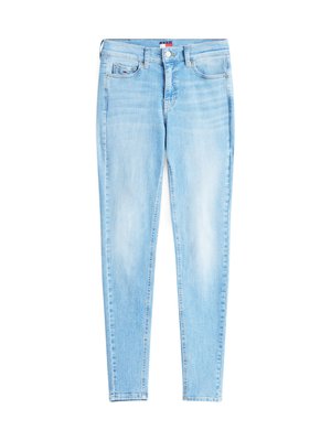 Jeans skinny azul-claro feitos de denim, com fecho de botão e ziper, dois bolsos frontais e um padrão de lavagem desbotada.