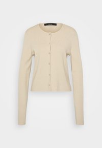 Lys beige cardigan med ribbet tekstur, rund hals, og knappelukking med perle-lignende knapper, lange ermer, og en tettsittende design.