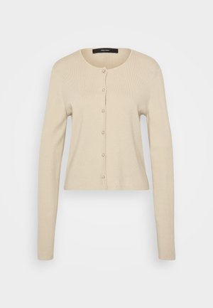 Lys beige cardigan med ribbet tekstur, rund hals, og knappelukking med perle-lignende knapper, lange ermer, og en tettsittende design.