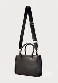 Schwarze Lederhandtasche mit zwei Obergriffen, verstellbarem Riemen und goldenen Hardware-Akzenten. Glatte, strukturierte Form mit gestepptem Rand.