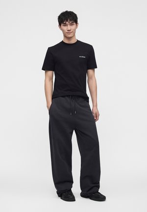 Han Kjøbenhavn, DAILY REGULAR TEE SHORT SLEEVE UNISEX - Lihtne T-särk - black