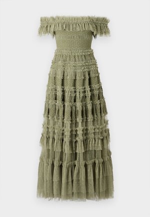 Robe olive verte dénudée des épaules avec des volants superposés, un corsage smocké et une jupe à volants avec des détails texturés et des pois subtils.
