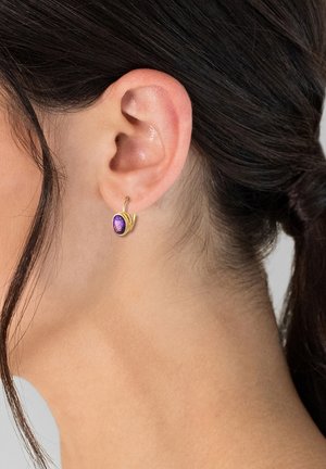 Boucle d'oreille en or avec une pierre ovale violette, présentant un design en fil torsadé. Fini lisse et apparence petite et minimaliste.
