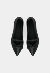 Μαύρα δερμάτινα μπαλαρίνια με μυτερή μύτη, διακοσμητικές διασταυρωμένες λουρίδες και λείο υφή. Εσωτερικά επενδυμένα με μαύρο ύφασμα.