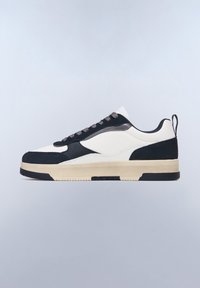 Sneaker da uomo con tomaia bianca e blu navy, realizzata in materiali sintetici e scamosciati lisci, con lacci grigi, design a profilo basso e suola crema.