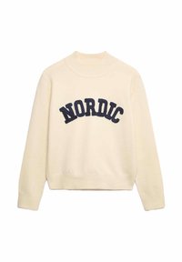 Suéter crema con cuello alto, puños y dobladillo acanalados. Presenta grandes letras en azul marino que dicen "NORDIC" en la parte frontal. Textura suave.
