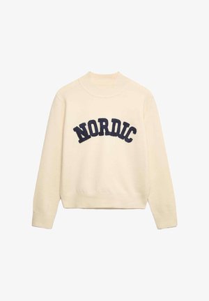 Crème trui met een hoge hals, geribbelde manchetten en zoom. Heeft grote marineblauwe "NORDIC" letters over de voorkant. Zachte structuur.